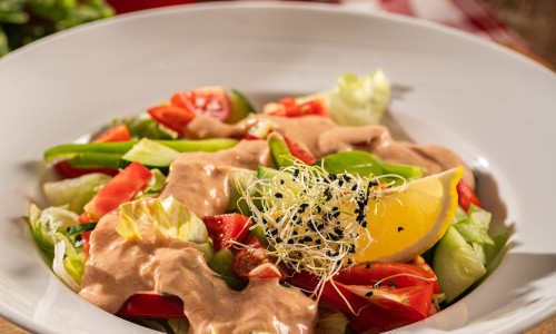 Friss kerti saláta ezersziget öntettel