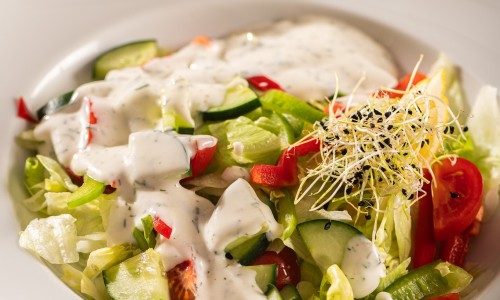 Friss kerti saláta zöldfűszeres joghurtos öntettel
