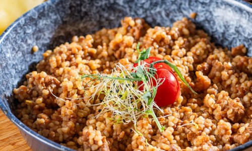 Tarhonyáshús uborkasalátával